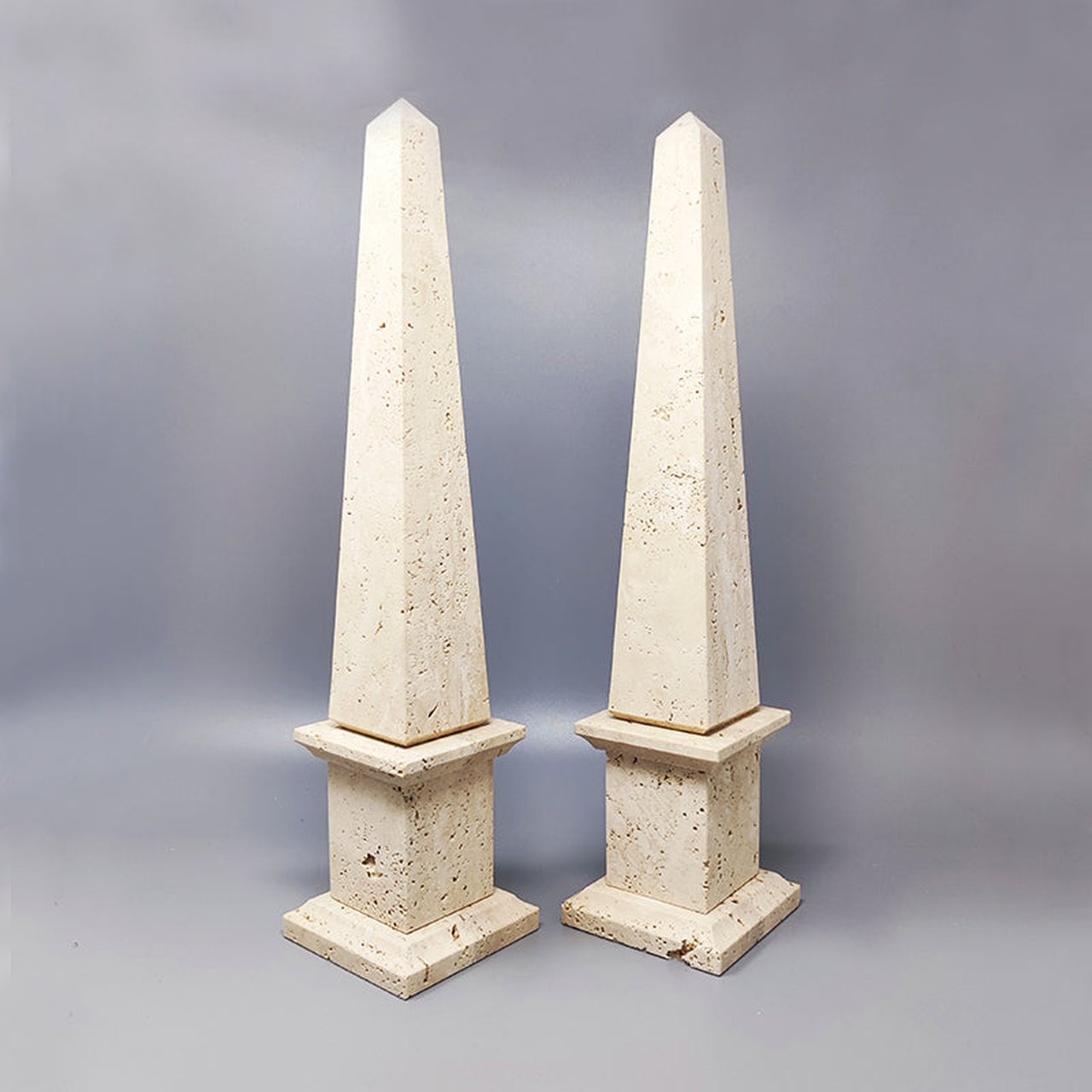 2x Mid Century Obelisken in Italiaanse travertijn image 4