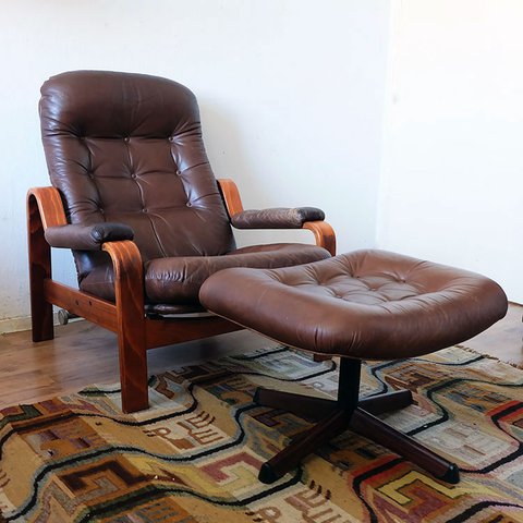 Møbler Sweden -  lounge chair met ottoman.