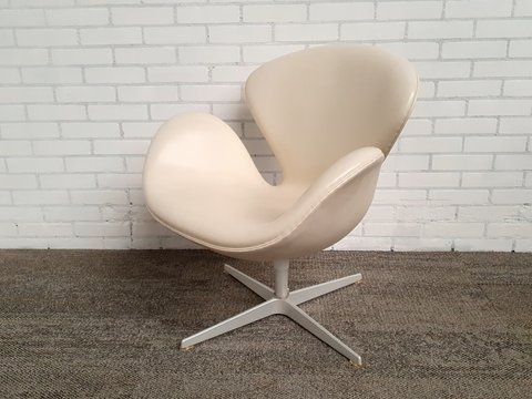 Swan chair van Arne Jacobsen 50th anniversary edition