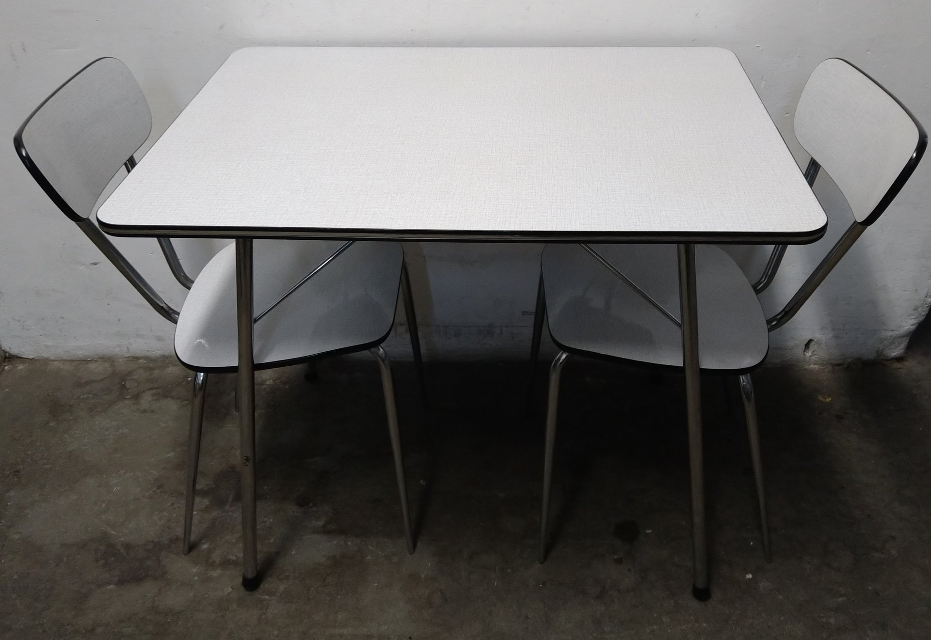 oppervlakte Tegenwerken Republiek Formica tafel en stoelen | € 175 | Whoppah