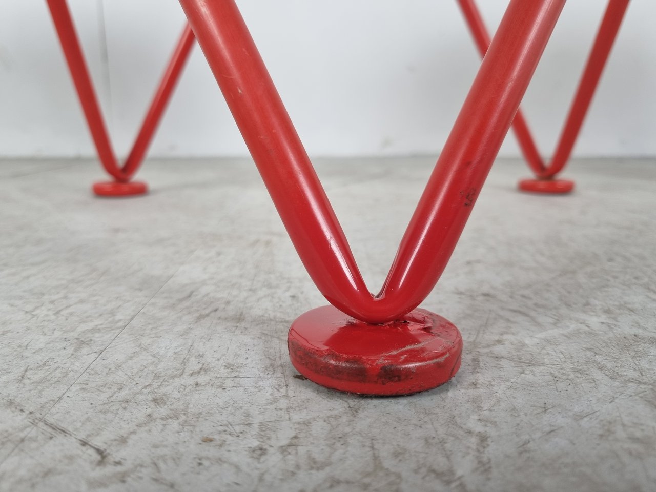 4x Vintage red metal dining chairs, set image 7