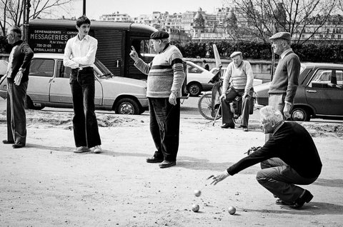 Precision throw - Jeu de boules along the Seine - Paris  1973 3/25