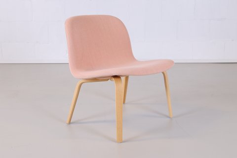 Muuto lounge chair pink