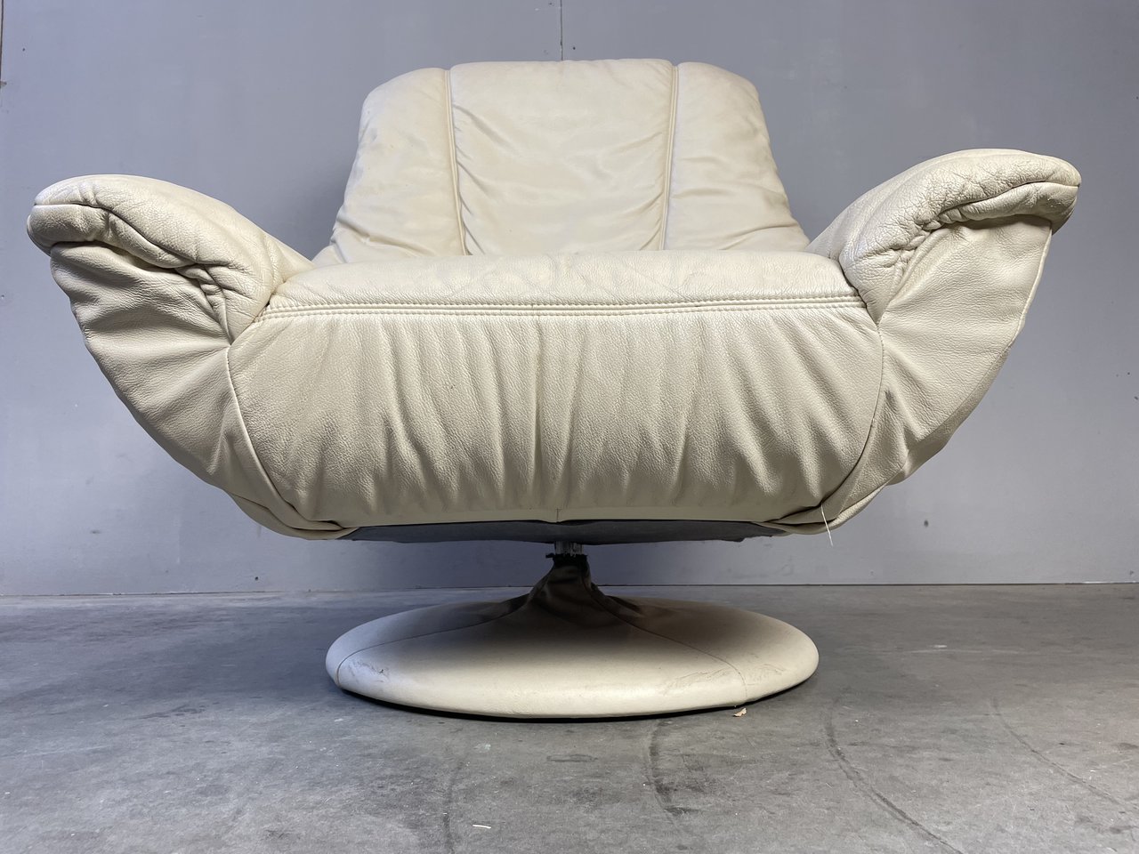 Vintage leather armchair (Space age) image 8