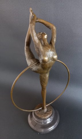 Danseres in hoepel  (Bronzen beeld)