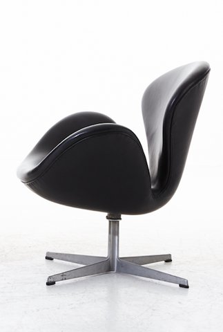 Arne Jacobsen Swan armchair in leather