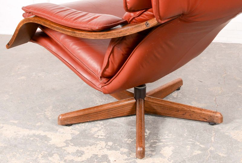 Majestic Mid-Century Scandinavian Swivel Relax Lounge Chair