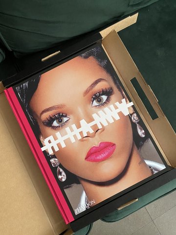 Het Rihanna-boek ondertekend