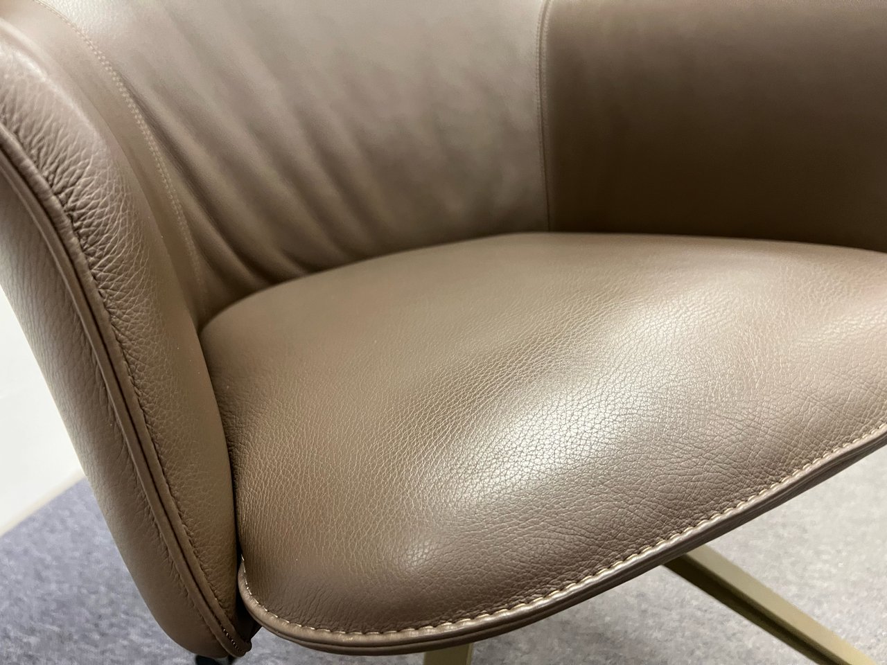 Image 3 of Leolux Mara Chair
