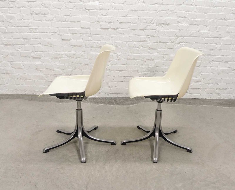 2 Tecno witte 'Modus' bureaustoelen van glasvezel en aluminium van Osvaldo Borsani