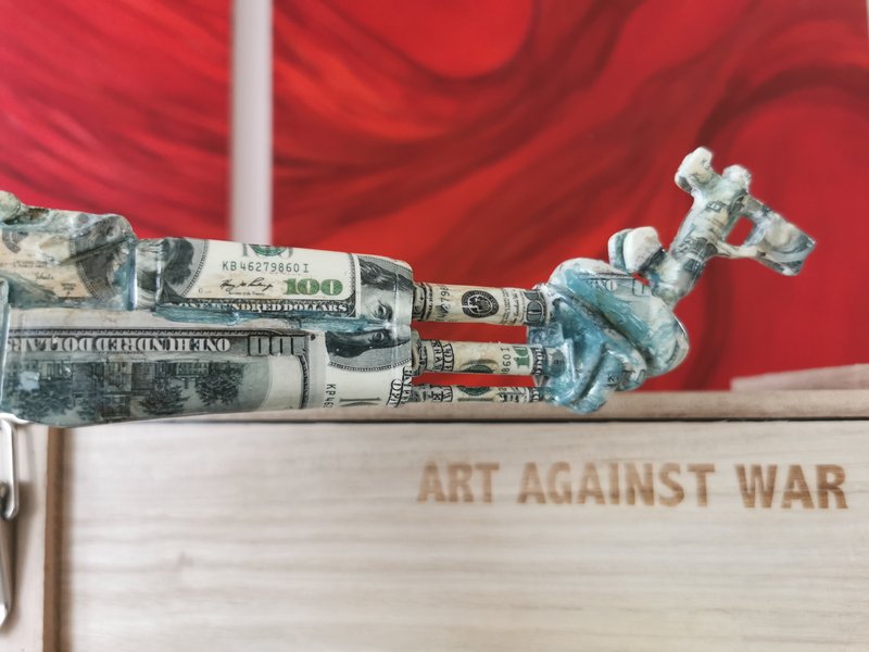 Van Apple, Art Against War AK47 Dollars Peace Edition