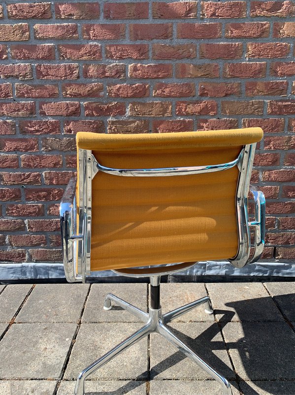 Vitra  Eames Aluminium Chair EA 107