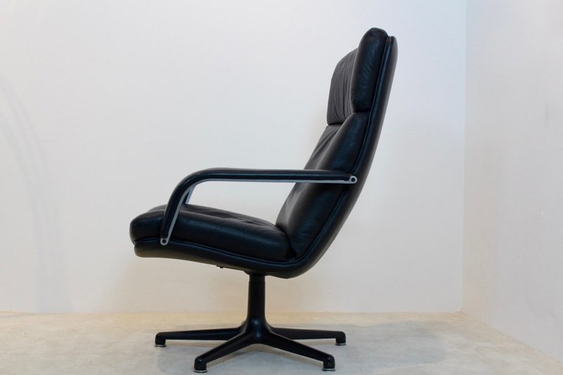 Geoffrey Harcourt for Artifort Model F141 Swivel Lounge Chair