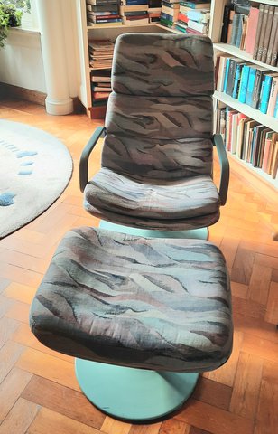 Artifort by Geoffrrey Harcourt f182 fauteuil + p510 poef