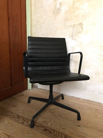 Vitra Eames EA 103 aluminium chair