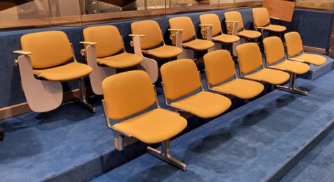 1x row of 6 Castelli Giancario Piretti chairs