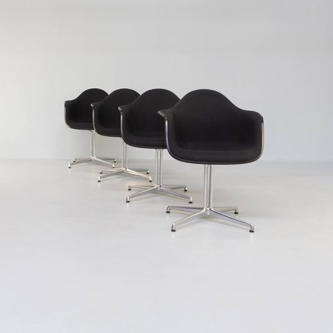 4x Vitra by Charles & Ray Eames  chair