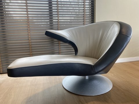 Leolux Parabolica armchair