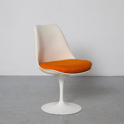 Knoll by Eero Saarinen tulip chair