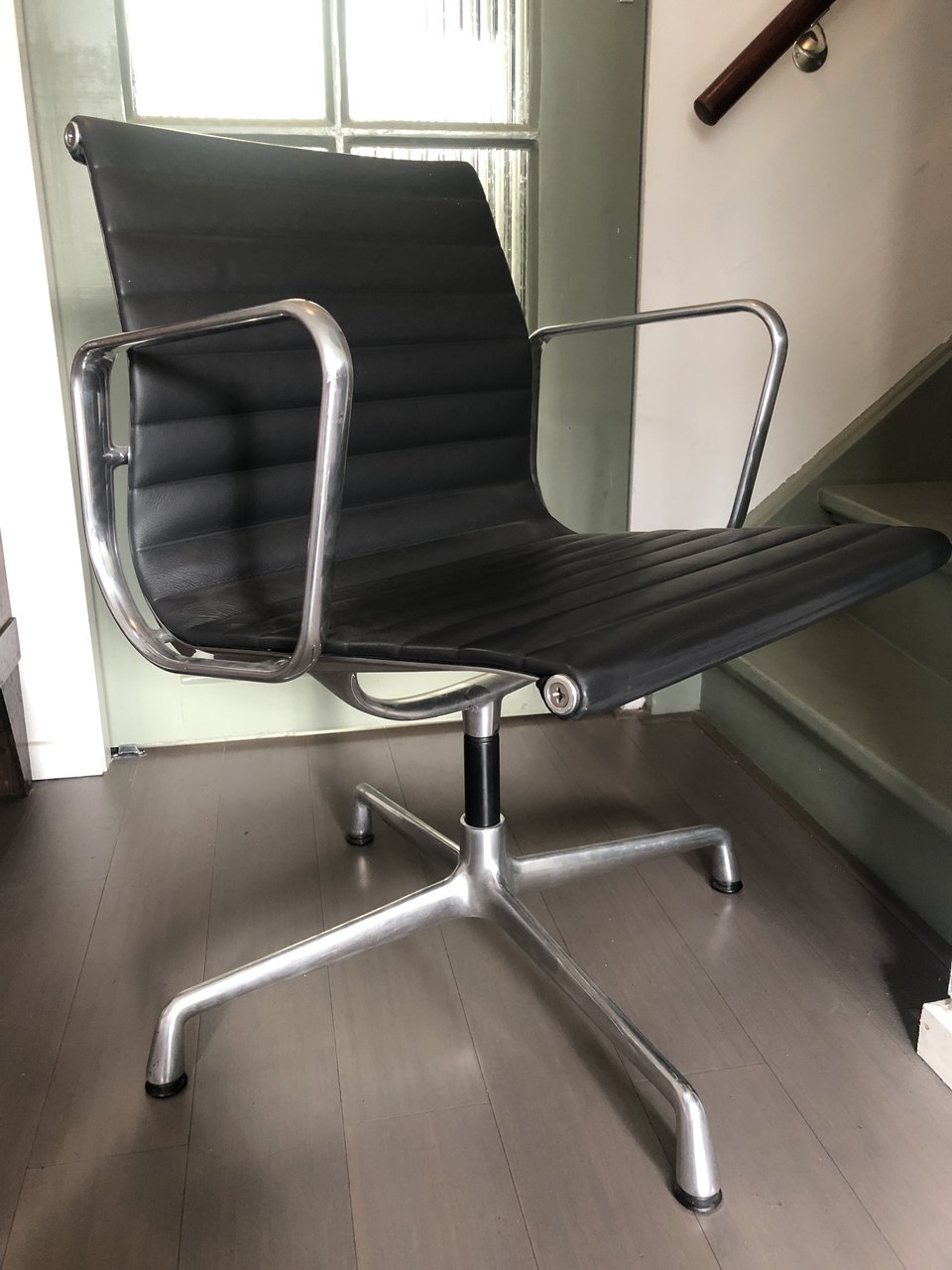 Image 9 of Vitra EA108 swivel chair