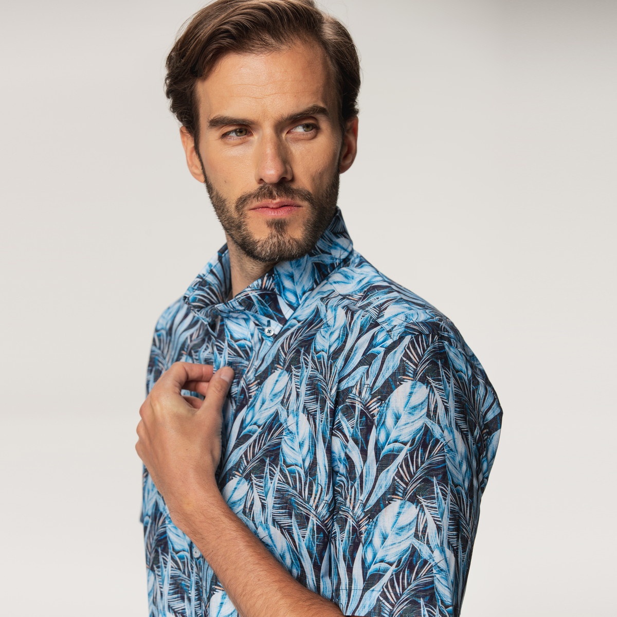 Moderní pánská slim fit košile modré barvy s potiskem listí 15334