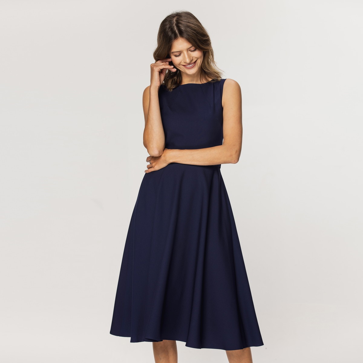 Elegantní midi šaty tmavě modré barvy s hladkým vzorem