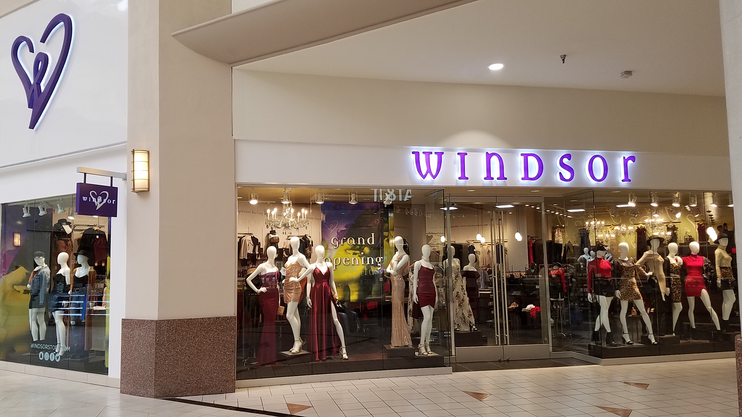 sneaker stores in willowbrook mall