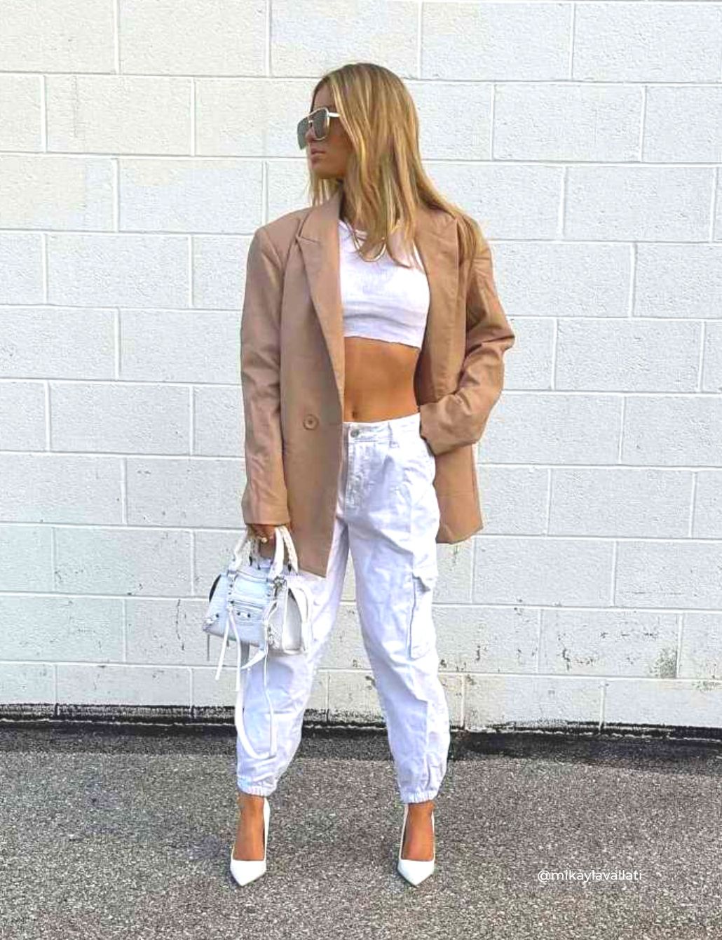 80b03fbe white cargo pants outfit