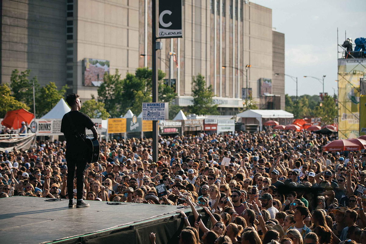 Devin Dawson on stage at the Windy City Smokeout in front of the United Center.