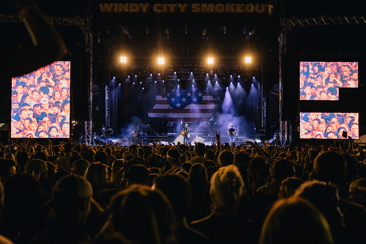 Chris Young playing on stage at the Windy City Smokeout