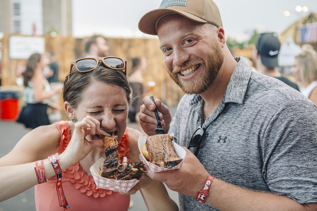 guests eating bbq at the windy city smokeout