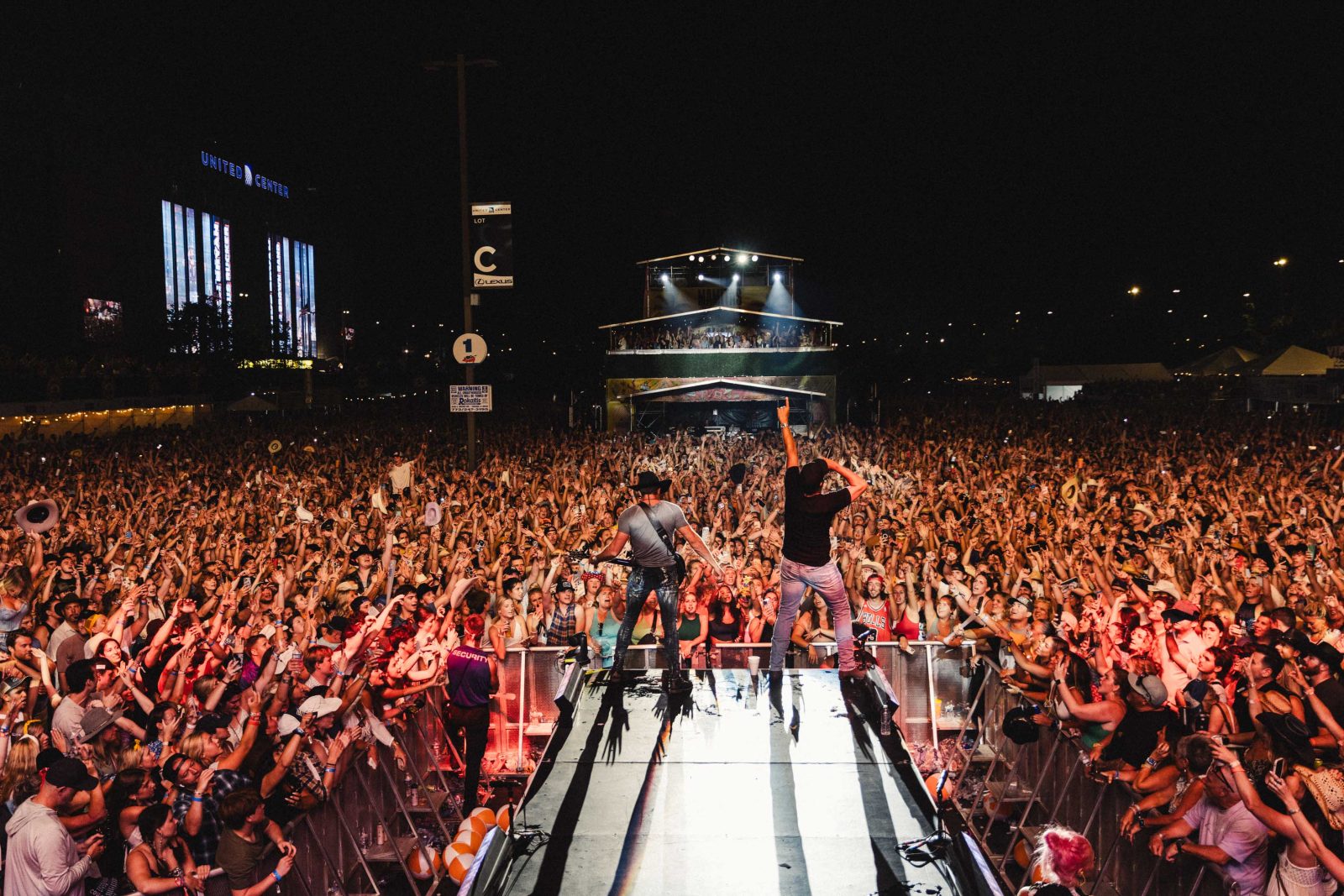 luke bryan performing on stage at windy city smokeout