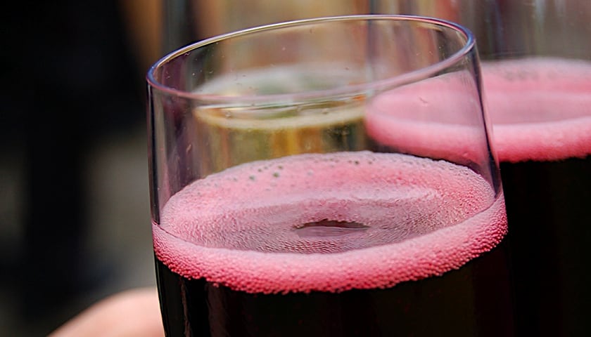 Вино с минералкой. Вино разбавленное водой. Sparkling Red Wine. Уксусное скисание вина. Зачем вино разбавлять минералкой.