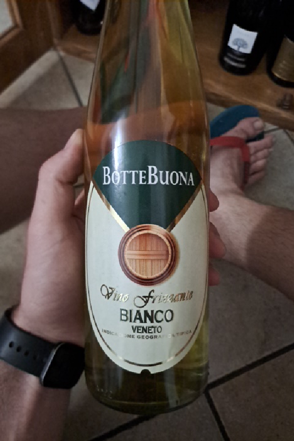 Vino Frizzante Bianco - Image 1