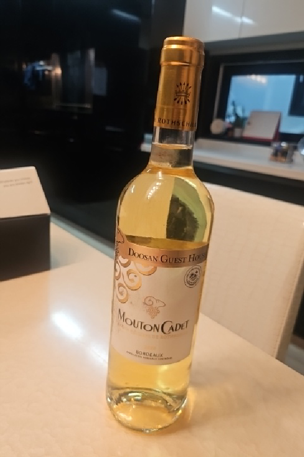 Mouton Cadet Bordeaux Blanc - Image 1