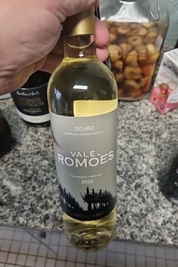 Vale Romões White Wine - Image 1