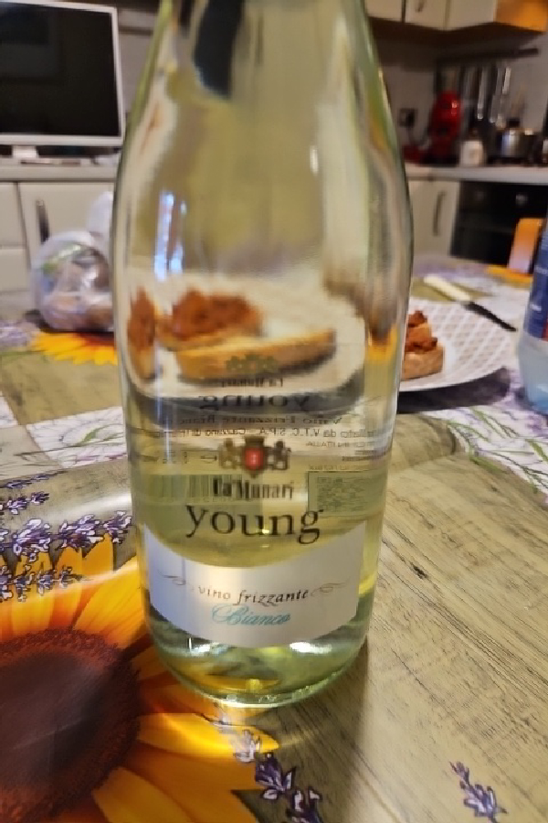 Young Vino Frizzante Bianco - Image 1