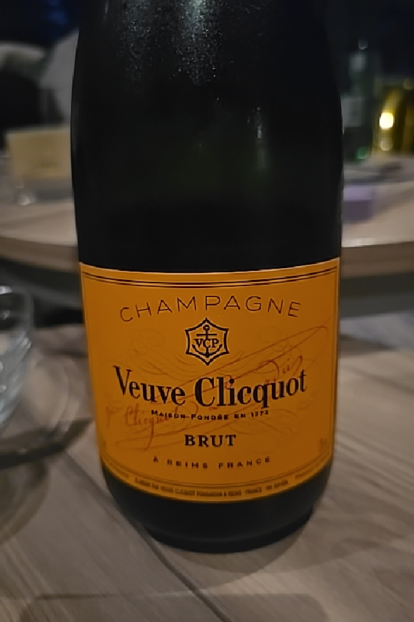 Veuve Clicquot Yellow Label Brut - Image 1