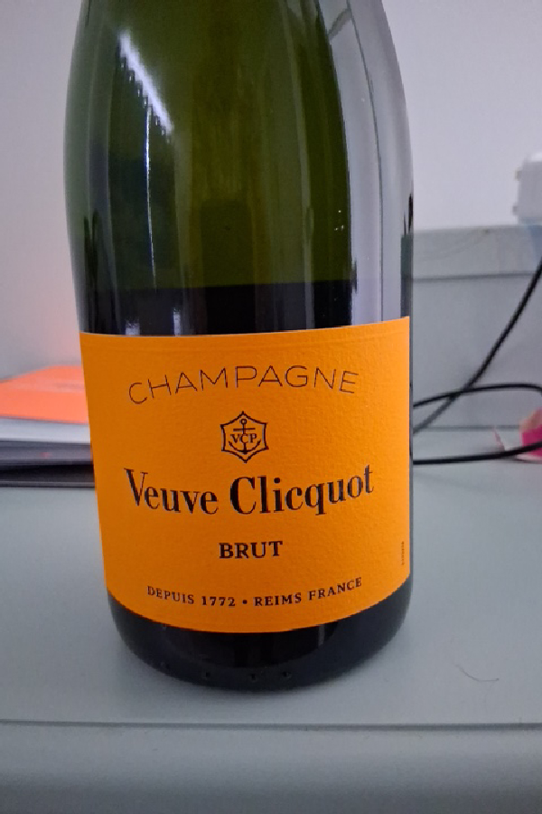 Veuve Clicquot Yellow Label Brut - Image 1