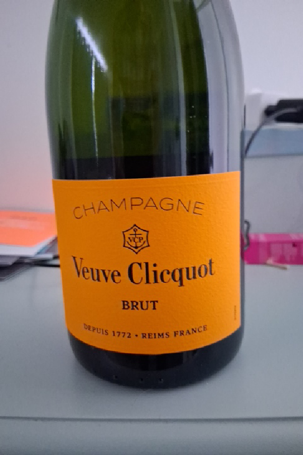 Veuve Clicquot Brut Yellow Label - Image 1