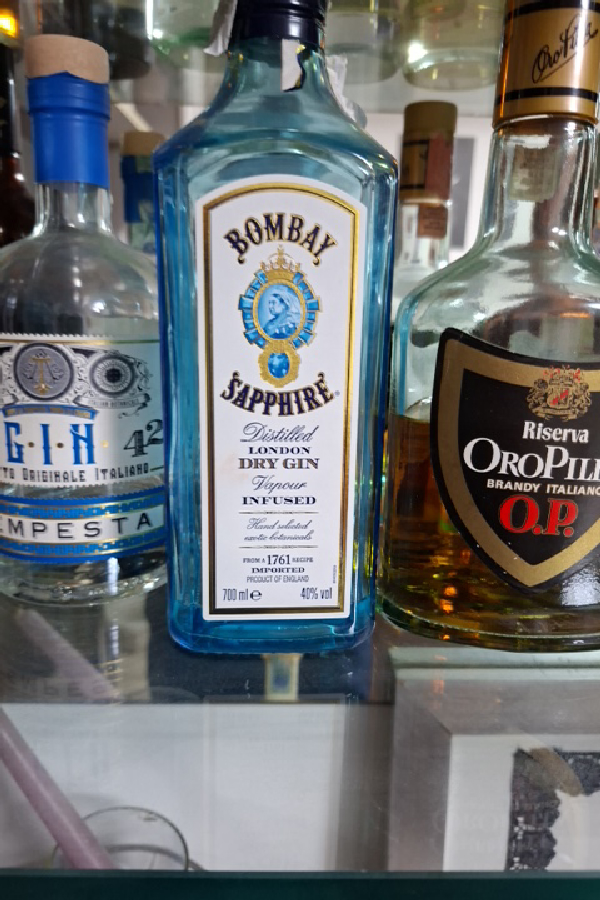 Bombay Sapphire London Dry Gin - Image 1