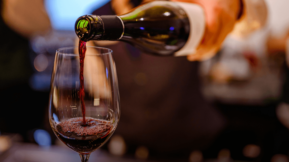 Jovens procuram por vinhos tintos leves e gelados