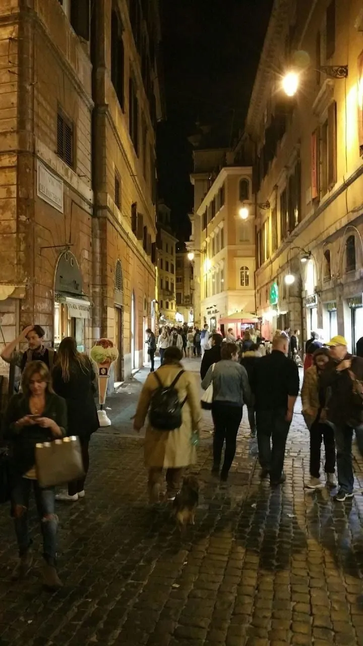 Night time in Rome, photo 2 of 3