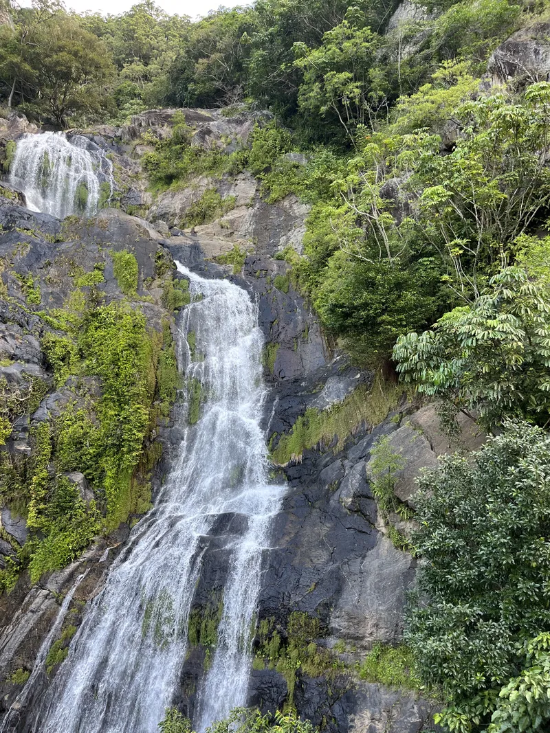 Stoney Creek Falls cascading down the rock