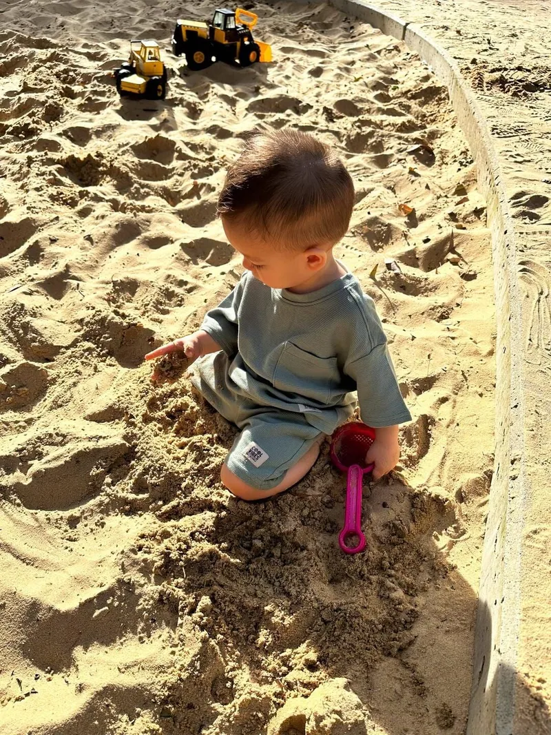 Playground fun with Aunty, photo 4 of 4
