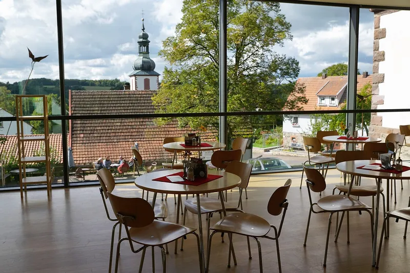 현지 비건 커뮤니티와 앱 활용 방법을 설명하는 이미지