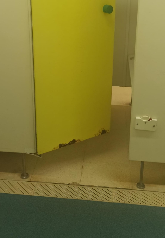 Los vestuarios femeninos de las piscinas de El Plantío necesitan una renovación urgente