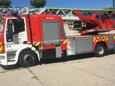 Vuelco de un camión con anilina en Revilla Vallejera deja un herido y derrame de carga peligrosa