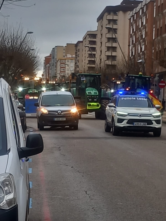 Algo más de 200 de tractores vuelven a tomar las calles de Burgos. (Con galería de imágenes)