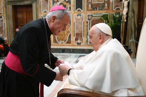 El arzobispo de Burgos pide oraciones por el restablecimiento de la salud del Papa